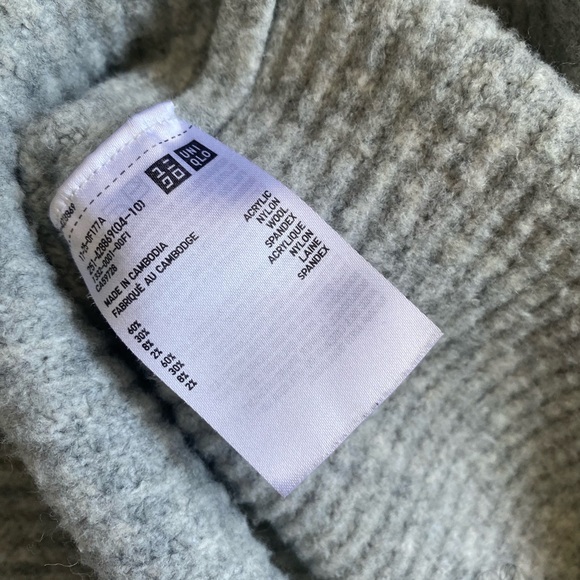 Uniqlo grey V-neck Wool blend sweater - Picture 7 of 7